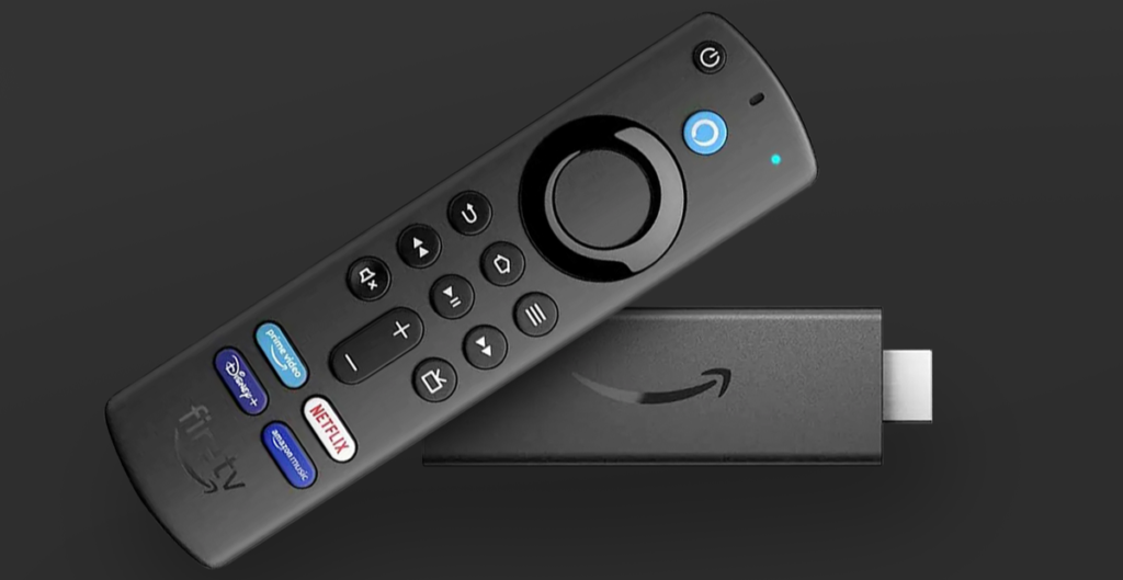 alt="Aparelho Amazon Fire TV Stick ao lado do seu controle remoto inteligente com botão de voz da Alexa e atalhos de streaming, a solução ideal para transformar TV em smart."